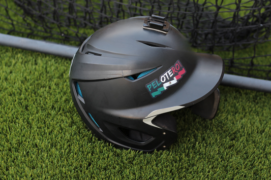 Black helmet with 'Pelotero' branding on grass